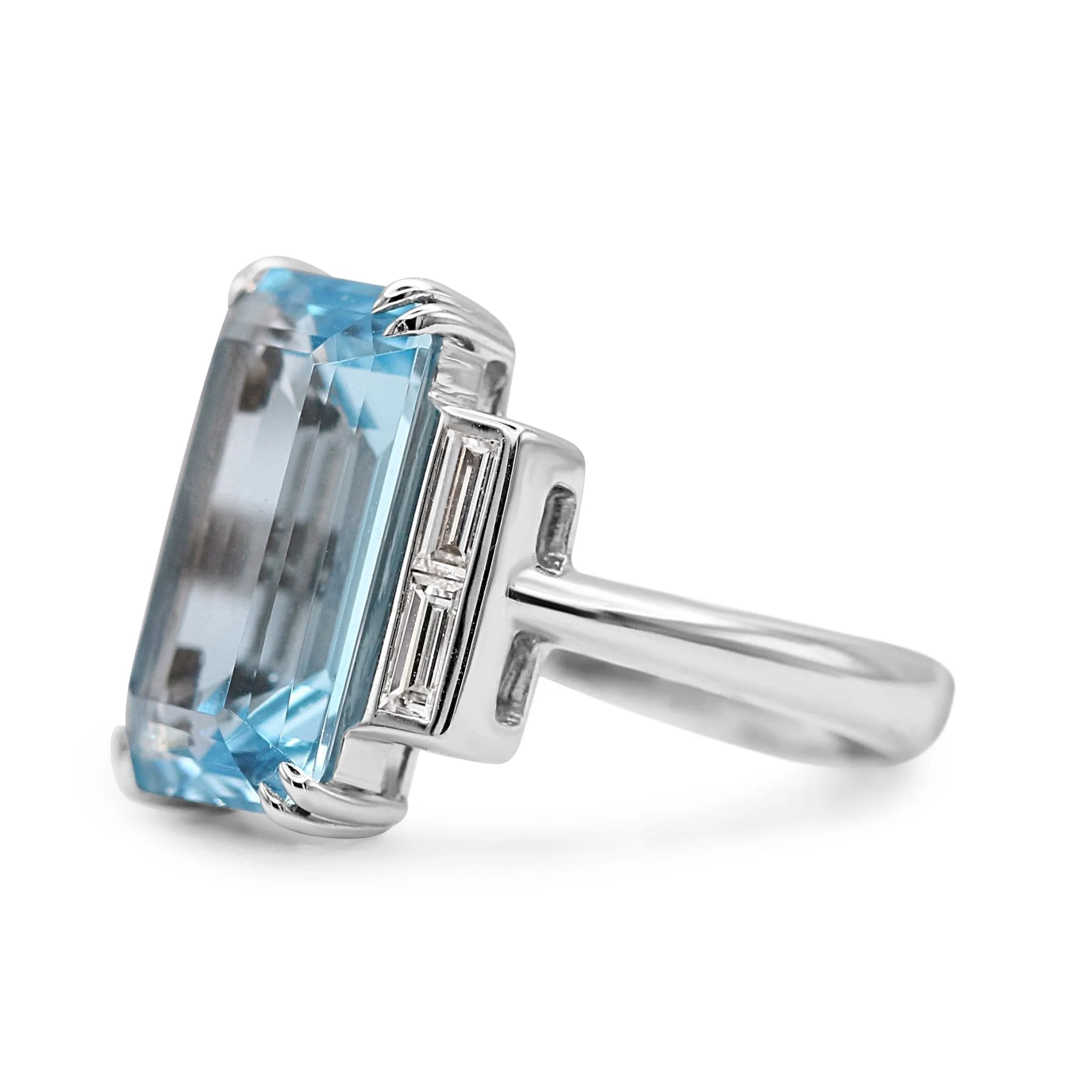 18ct White Gold Blue Topaz & Diamond Ring