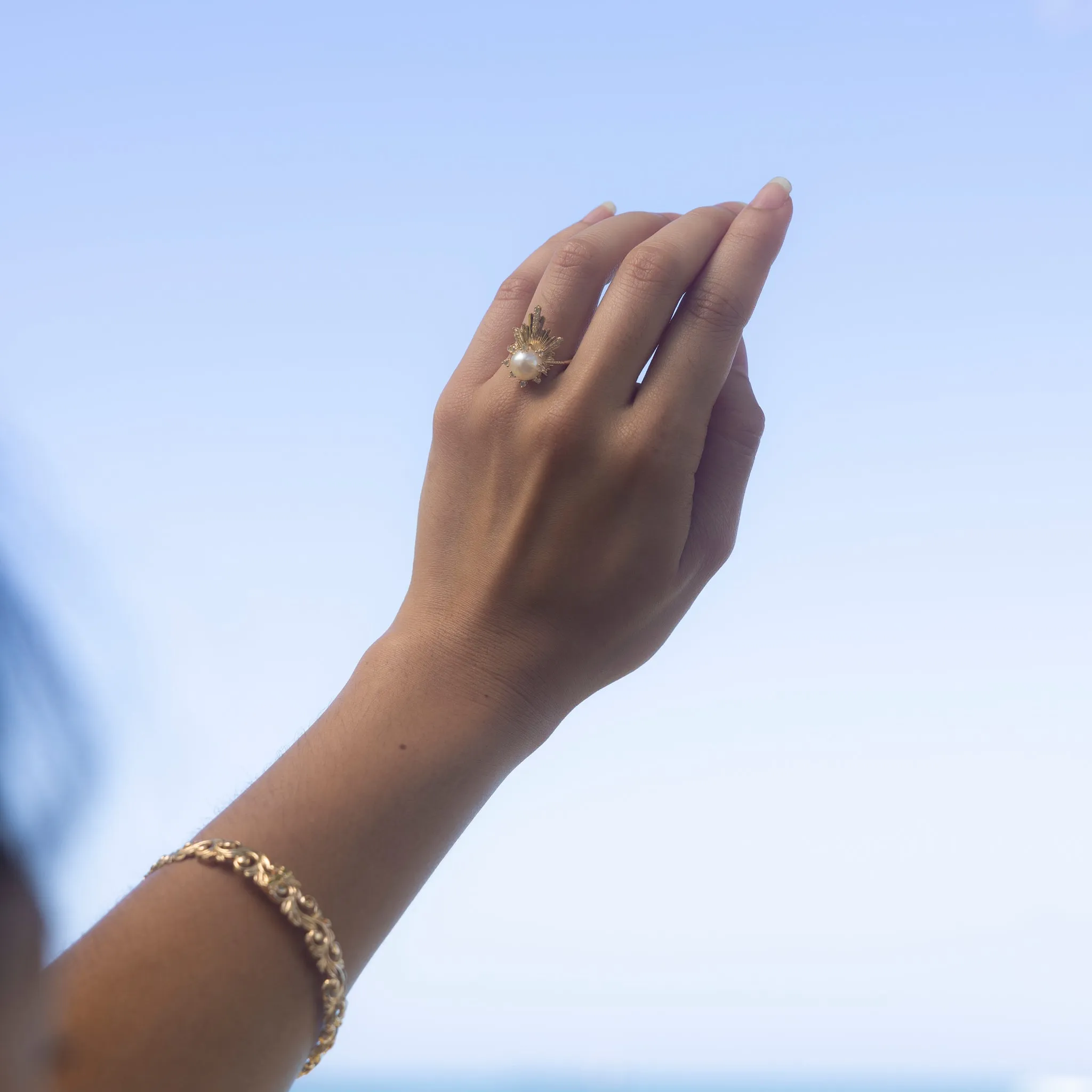 E Ho???la Akoya White Pearl Ring in Gold with Diamonds - 21mm