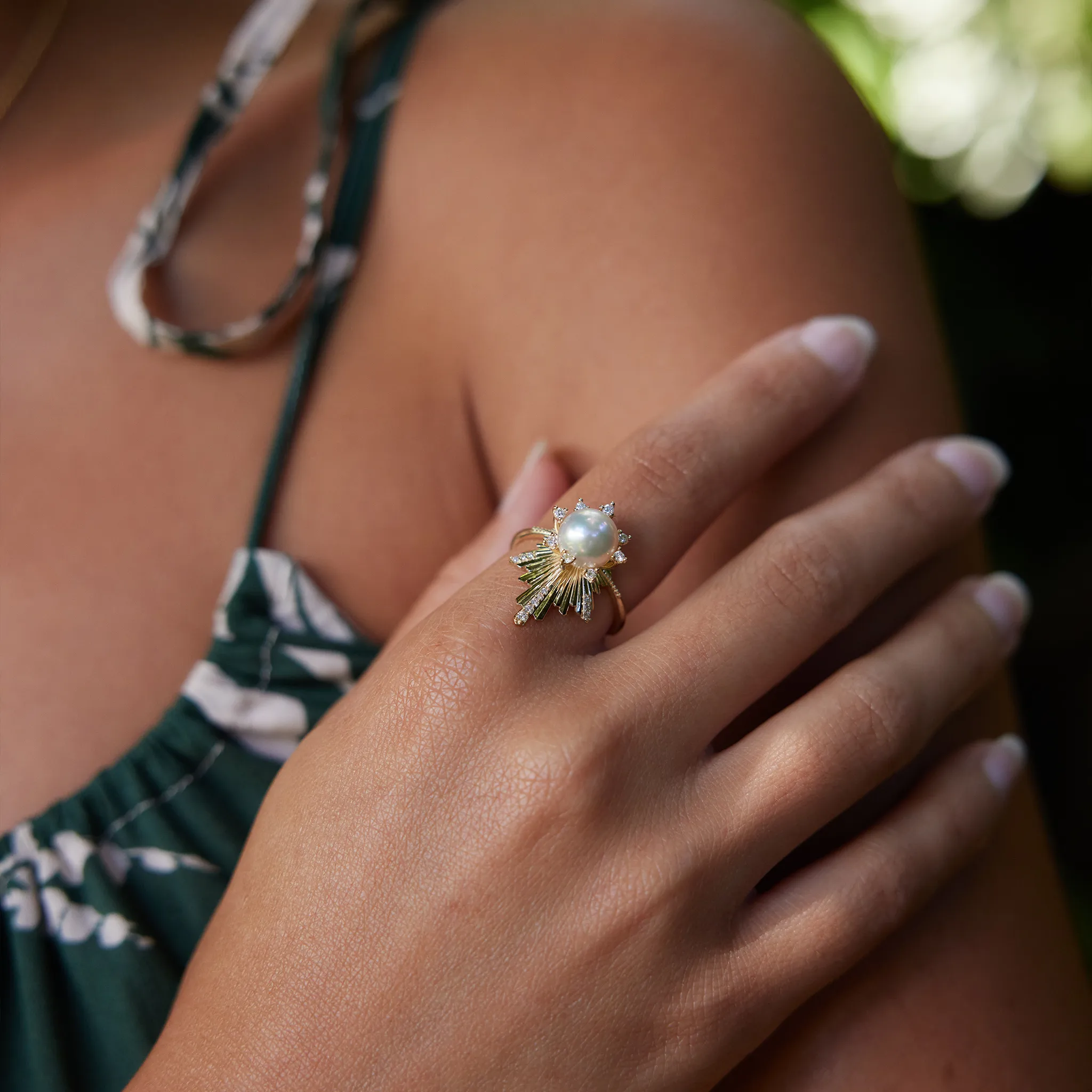 E Ho???la Akoya White Pearl Ring in Gold with Diamonds - 21mm