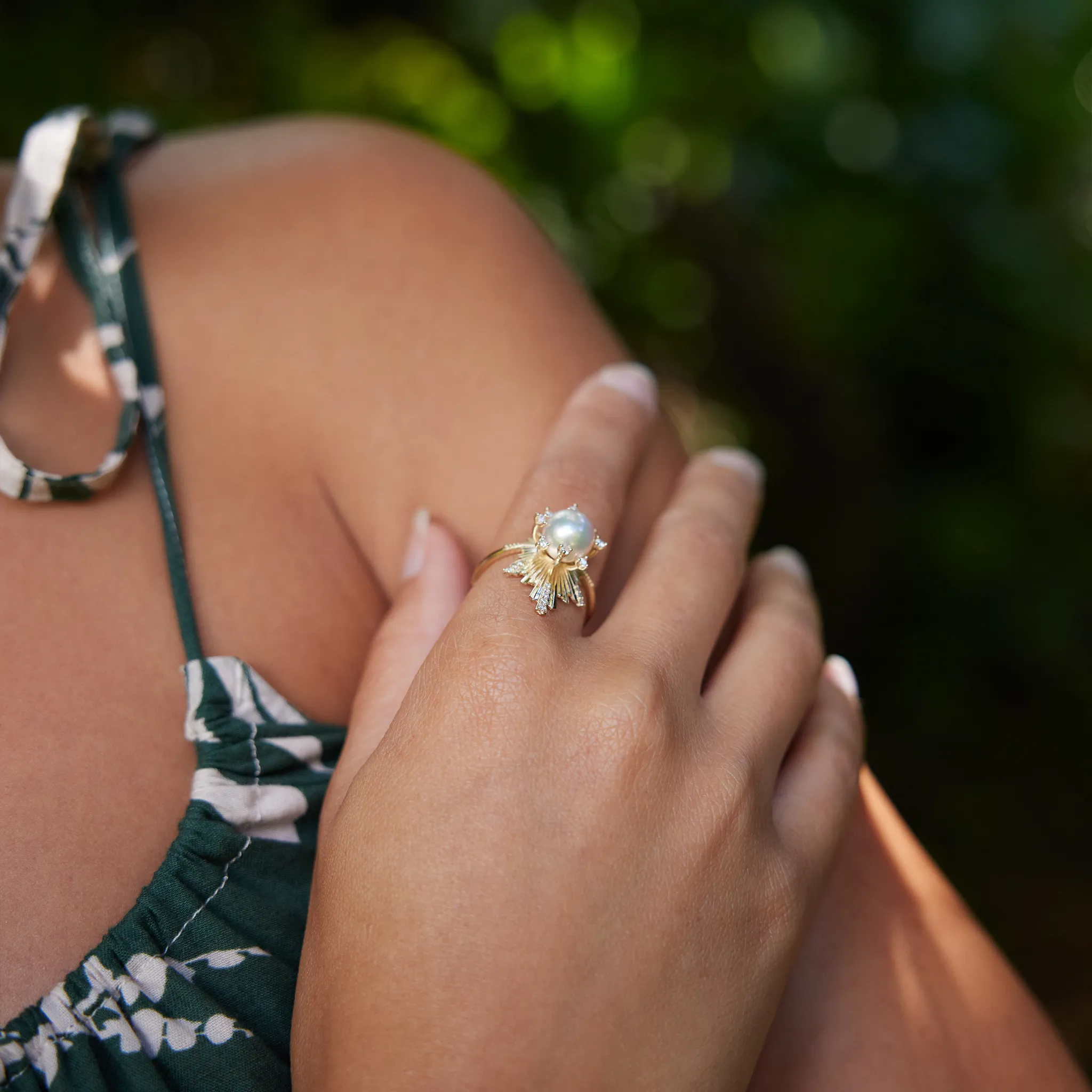 E Ho???la Akoya White Pearl Ring in Gold with Diamonds - 21mm
