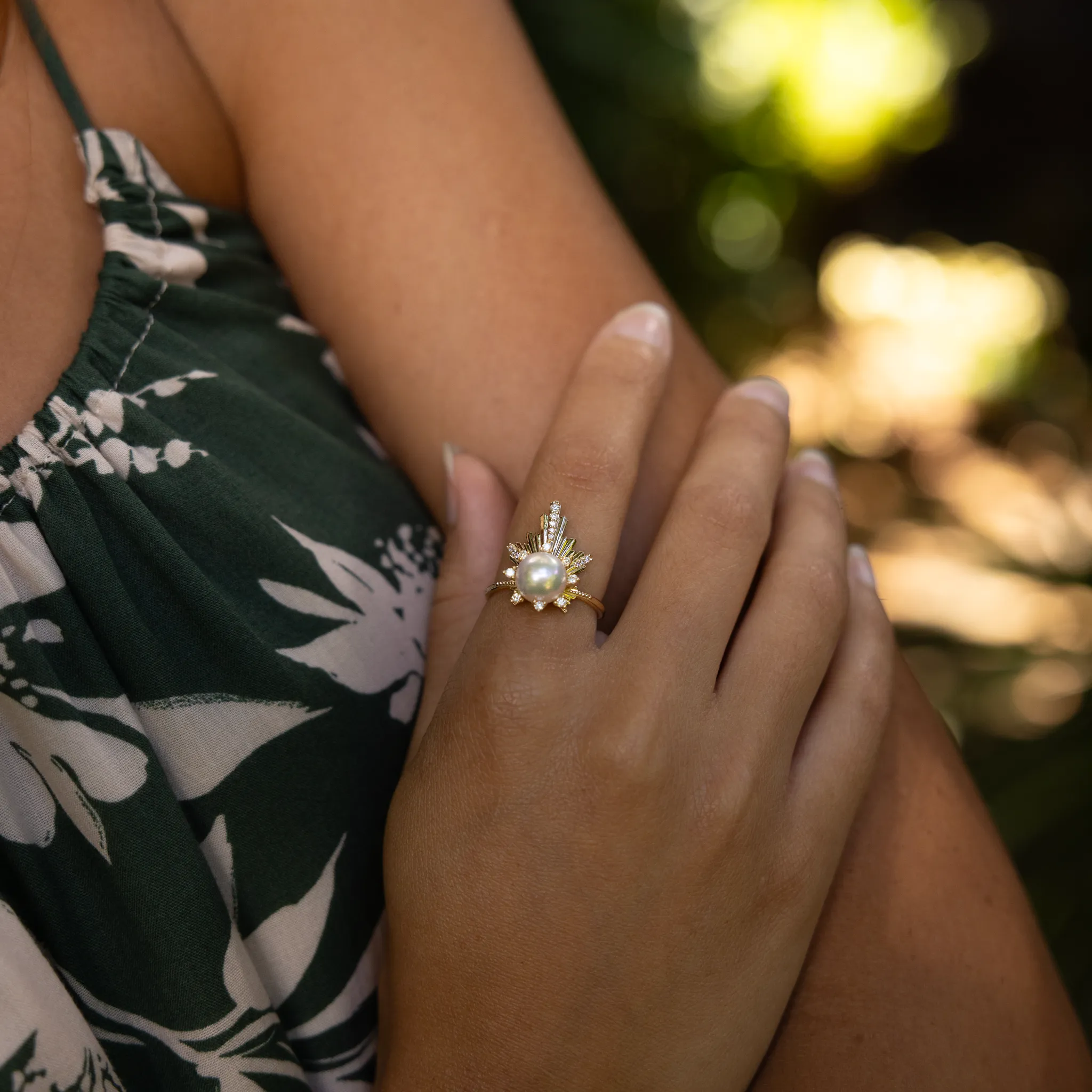 E Ho???la Akoya White Pearl Ring in Gold with Diamonds - 21mm