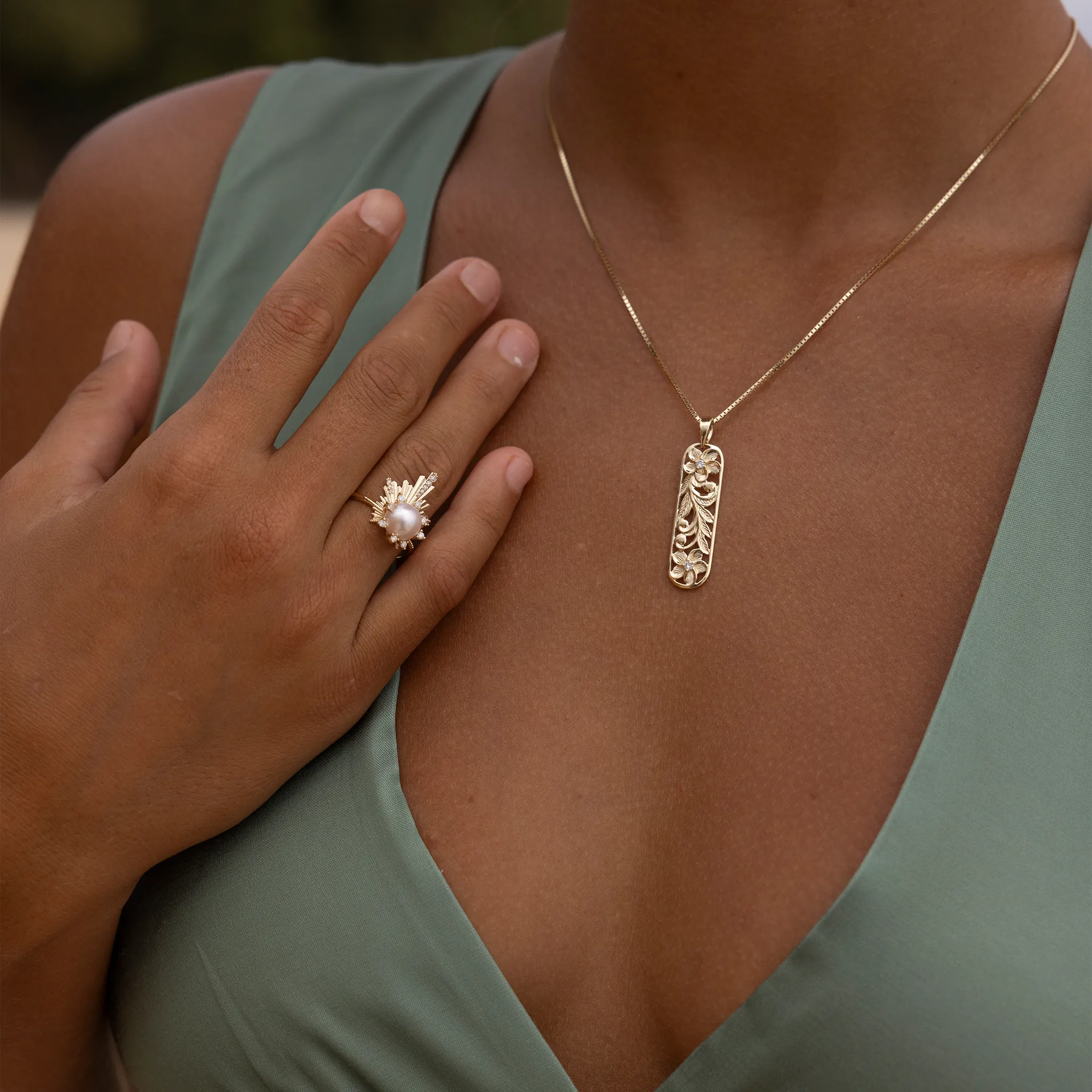 E Ho???la Akoya White Pearl Ring in Gold with Diamonds - 21mm