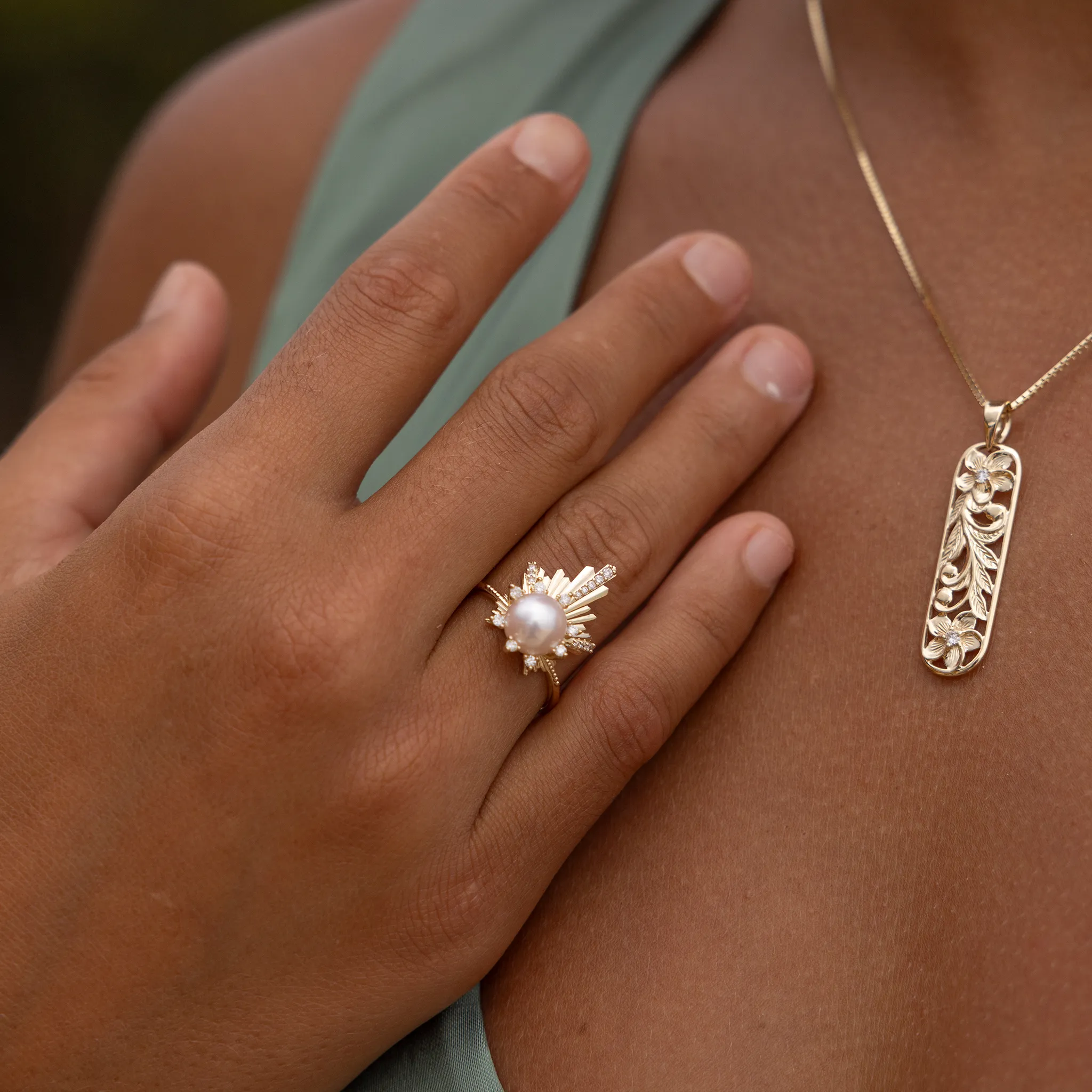E Ho???la Akoya White Pearl Ring in Gold with Diamonds - 21mm