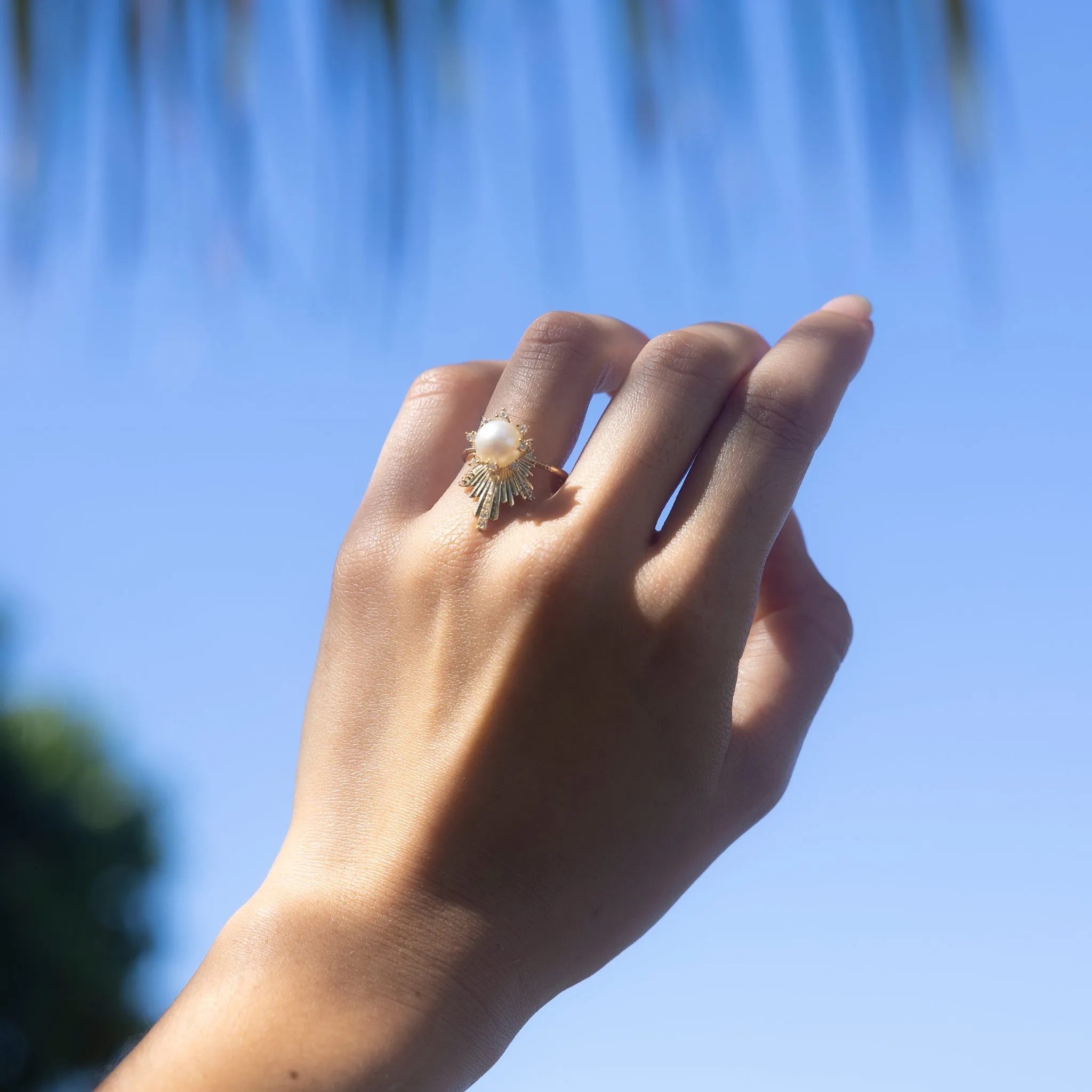 E Ho???la Akoya White Pearl Ring in Gold with Diamonds - 21mm