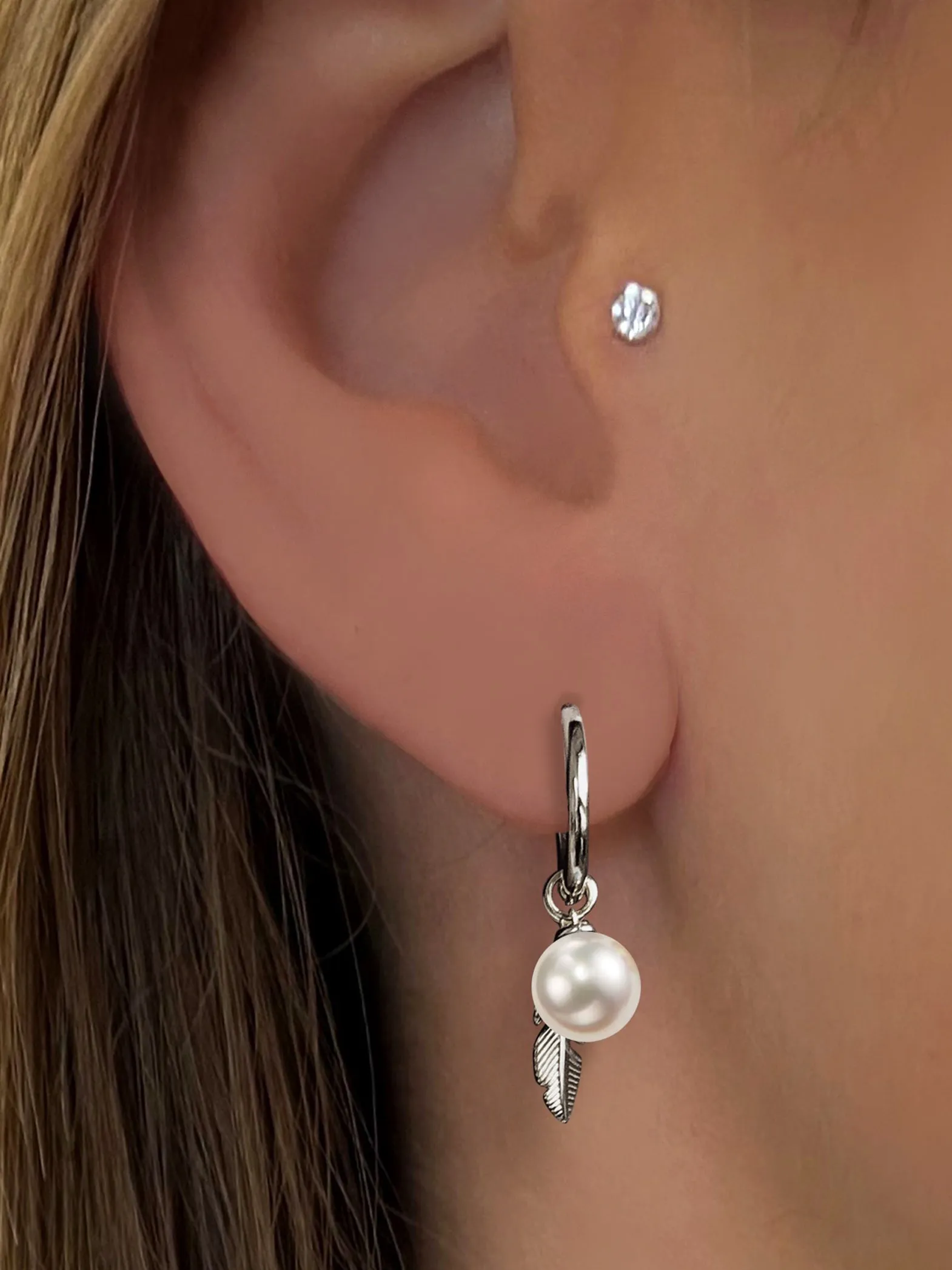 Earrings in 925 Silver plated with Silver and assembled with Freshwater Pearl