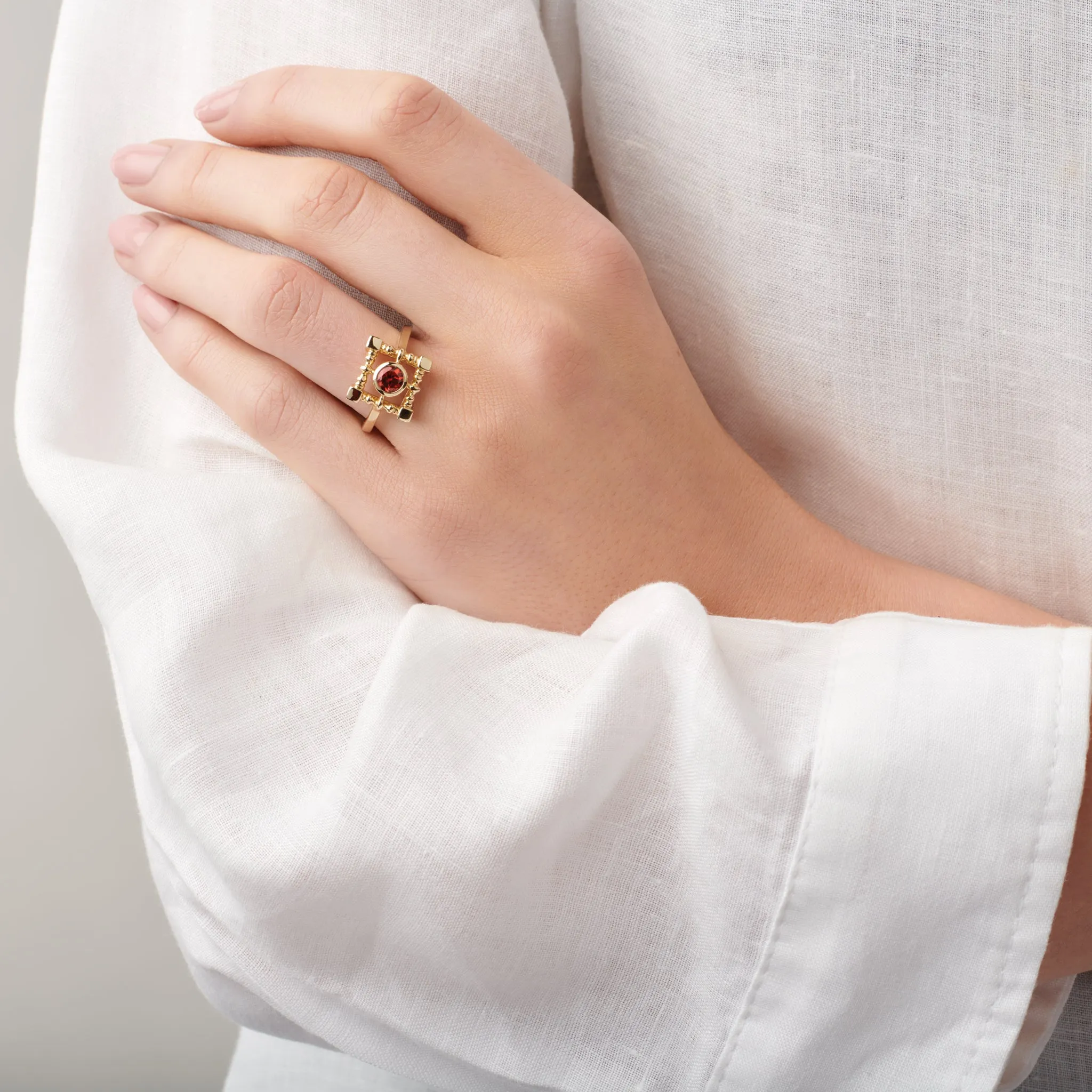 Mashrabiya Trellis Square Ring Yellow Gold - Garnet