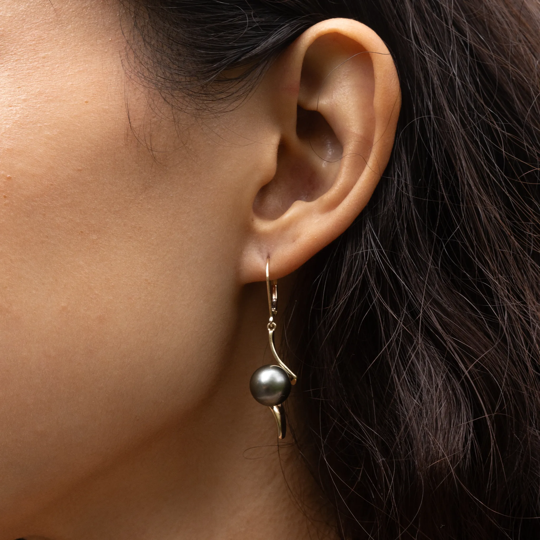 Tahitian Black Pearl Earrings in Gold - 9-10mm