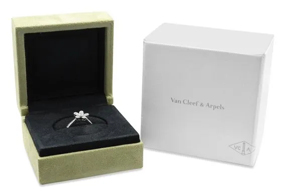 Van Cleef & Arpels Diamond Socrate Ring, 1 Flower Size 50 - 18ct White Gold